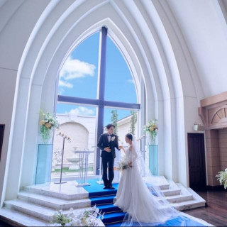 真っ青なバージンロードが印象的なチャペル