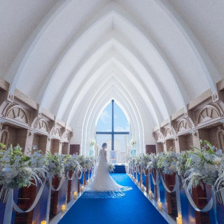 真っ青なバージンロードが印象的なチャペル