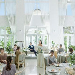 白を基調にした明るい雰囲気の人気会場