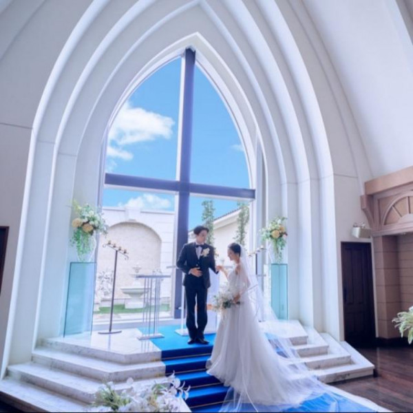 真っ青なバージンロードが印象的なチャペル