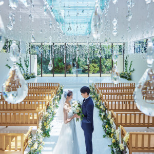 祭壇向こうに広がる青空と鮮やかな緑が純白の空間を包み込む、開放的な雰囲気のスカイチャペル|AMANDAN RISE ～アマンダンライズ～の写真(25149311)