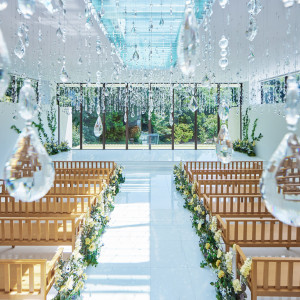 祭壇向こうに広がる青空と鮮やかな緑が純白の空間を包み込む、開放的な雰囲気のスカイチャペル|AMANDAN RISE ～アマンダンライズ～の写真(37348938)