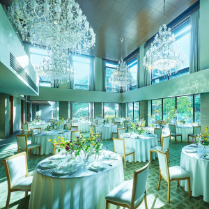 自然の温もりを存分に堪能する披露宴会場でゆっくりと会話を愉しむおもてなしを|AMANDAN RISE ～アマンダンライズ～の写真(56027197)