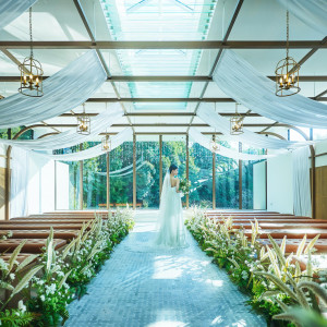 窓から差し込む自然光とおふたりの背景には、大自然が広がる緑鮮やかな幻想的なチャペル|AMANDAN RISE ～アマンダンライズ～の写真(56026284)