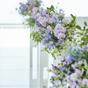 純白のチャペルには、パープルのお花を添えて上品さを演出|AMANDAN RISE ～アマンダンライズ～の写真(1243009)