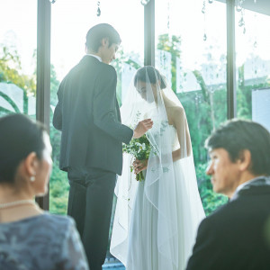 自然光が降り注ぐチャペル。緑に包まれた温かな空間で永遠の誓いを|AMANDAN RISE ～アマンダンライズ～の写真(56026364)