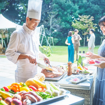 ガーデンでアマンダングリルやデザートビュッフェ 青空の元自然と笑顔があふれる