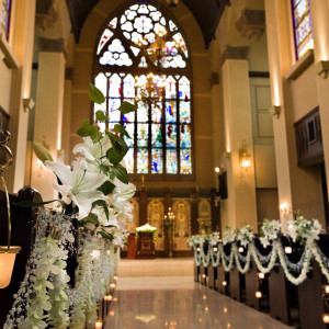 「挙式当日、大聖堂の扉が開いた瞬間、本当にここでよかった！と心から思いました♡」聖壇へと続く20mのバージンロードが感動をいざないます。|ブルーミントンヒルの写真(286914)