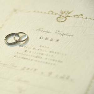 誓いの言葉がつづられた結婚証明書に結婚指輪を添えて・・・。ウエディングフォトのアイデアはお気軽にお伝えください。|ブルーミントンヒルの写真(2386594)