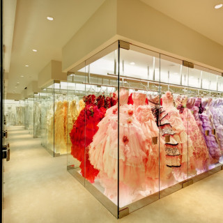 ブルーミントンヒル2階のドレスサロン「ディスティーナブルー」では、常時700着以上ものドレスを取り揃えております。あなただけの運命の一着を見つけて。