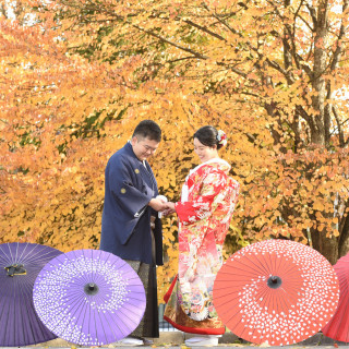日本の美しい雅な和装結婚式も叶う。色打掛や白無垢、紋付袴といった和装も取り揃えております。