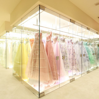 ブルーミントンヒル2階のドレスサロン「ディスティーナブルー」では、常時700着以上ものドレスを取り揃えております。あなただけの運命の一着を見つけて。