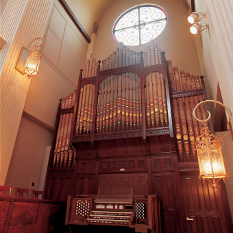 聖なる時間を積み重ねてきたパイプオルガンが聖堂内に鳴り響く中、厳かに式が進行します。