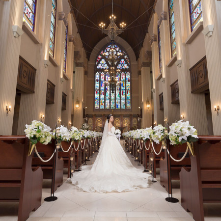 「天井も高くてとにかく厳かでした。ゲストの方全員出席できるのもよかったです♡」大聖堂は200名まで着席できる。