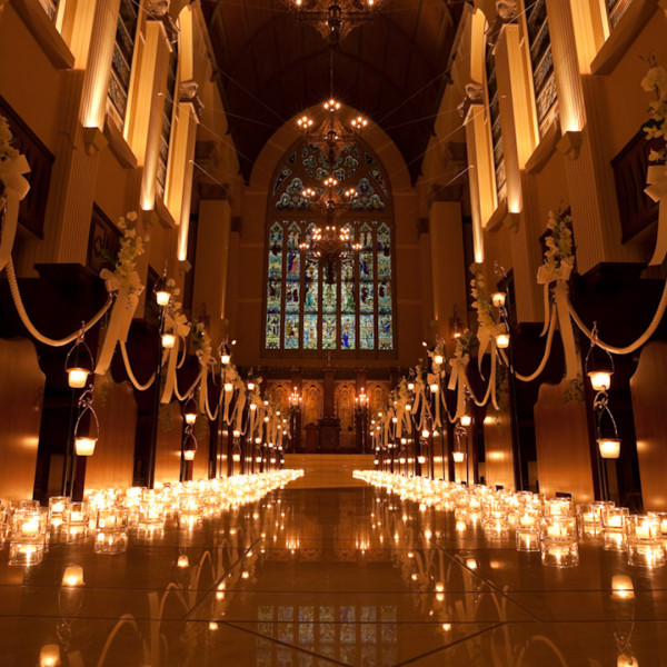 キャンドルの灯る大聖堂はより幻想的な空間に。