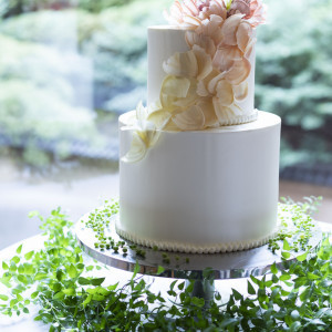 ブーケ・ブラン
純白のウエディングドレスを思わせる3段のウエディングケーキに繊細な飴細工のバラやリボンをブーケのようにアレンジ|ハイアット リージェンシー 京都の写真(34776077)
