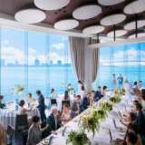 都会の喧騒を忘れさせてくれる贅沢な空間を貸し切りにしてのご披露宴。海に浮かぶ一軒家でおもてなしを。
