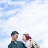 結婚式当日までに行う前撮り写真。館内だけでなく外での撮影も素敵。青空があればこのペアは外せません。