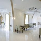 【lobby ロビー】
バリアフリーとなっており、段差がなく、白亜の空間。挙式前のゲストが待つ場所として提供。1Fと2Fに完備。(エレベーター有)。