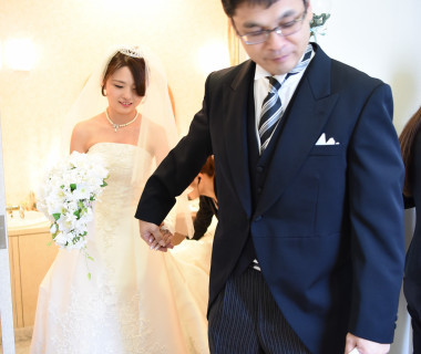 入場5分前。大好きなお父様が新婦様のブライズルームにお迎えに行き、一緒に入場口に向かいます。