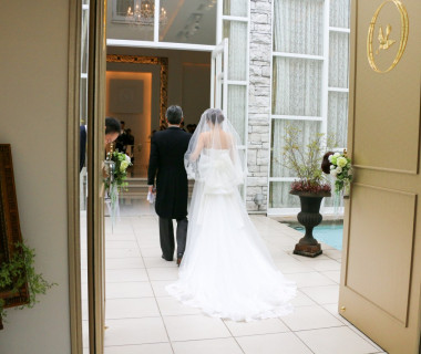 【wedding open door 入場口 】
入場口の扉を開くと、一度外の空間をバージンロードとしてゆっくり歩いていただきます。