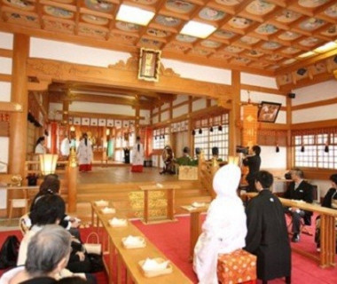 【巫女の舞】
ふたりの門出を祝い、雅楽の調べに乗せて、巫女が舞を奉納します。