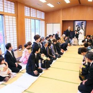 両家の親族が向かい合いお顔合わせもできます。|川原神社（produce by ウエディングマルシェ）の写真(921391)