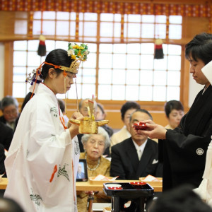 親族盃の儀 。
両家が親族となる儀式。|川原神社（produce by ウエディングマルシェ）の写真(252426)