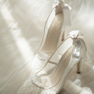 シンプルでスタイリッシュなドレスを選ばれることが多いジャスマックの花嫁さんたち。足元はこだわりの華やかさを。