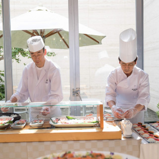 海外からゲストを招かれるカップルも多い当邸宅では、江戸前寿司の握りは大行列必至。
