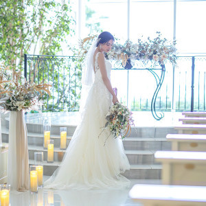 純白のバージンロードが自然光に照らされ花嫁を美しく輝かせる|アイネス ヴィラノッツェ オーシャンポートサイド（クラウディアホールディングスグループ）の写真(38376818)