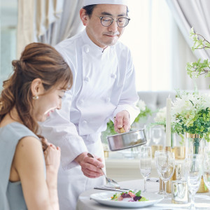 会場に併設されたキッチンからシェフが出来立ての料理をご用意|アイルマリー横浜の写真(49557251)
