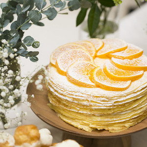ケーキもお二人の希望を叶えよう。シンプルなケーキの仕上げをお二人で行う事もオススメ|アイルマリー横浜の写真(21768178)
