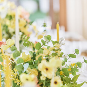 ミモザを使った季節感ある卓上装花|アニヴェルセル白壁の写真(25590552)