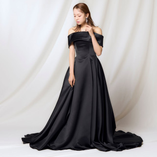 シンプルなブラックドレスも人気