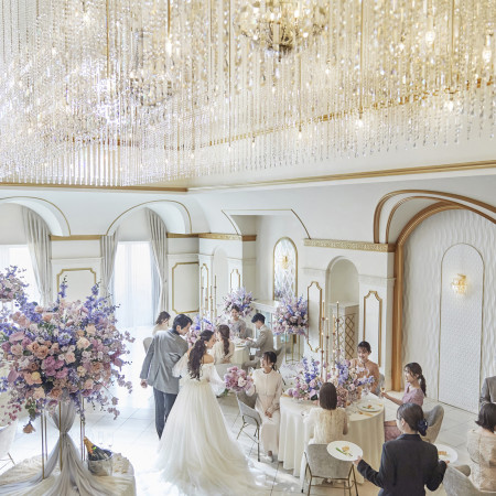 おふたりの輝く姿とゲストの笑顔が広がる空間