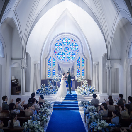 聖壇が高く、後方のお席でも見やすく、写真映えします♪