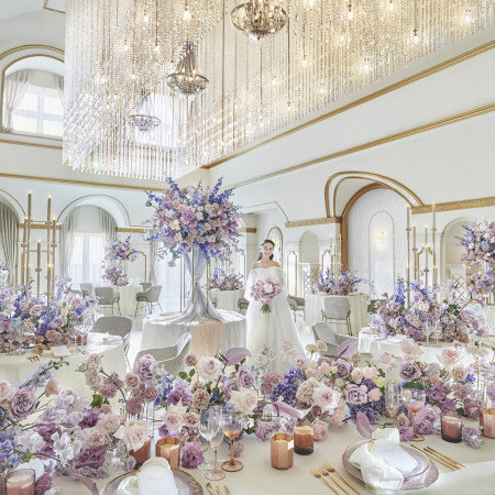 優雅な光に包まれたエレガントな空間 デビュタント ボール