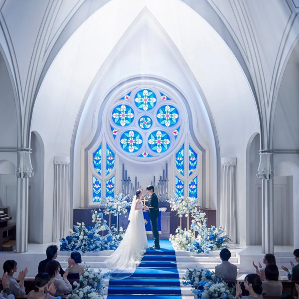 圧巻のロイヤルブルーの大聖堂で大切なゲストと感動挙式を*花嫁のウェディングドレス姿が綺麗に映える！