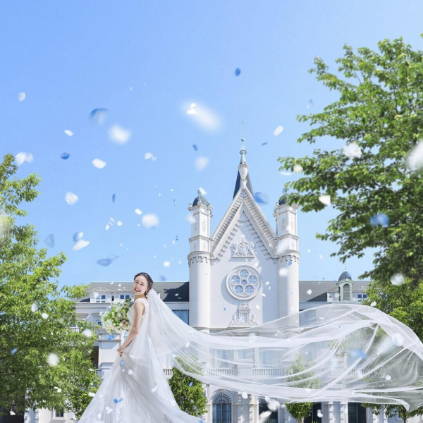 純白のウェディングドレス姿が綺麗に映える「県内最大級の大聖堂」で一生思い出に残る写真が残せる＊