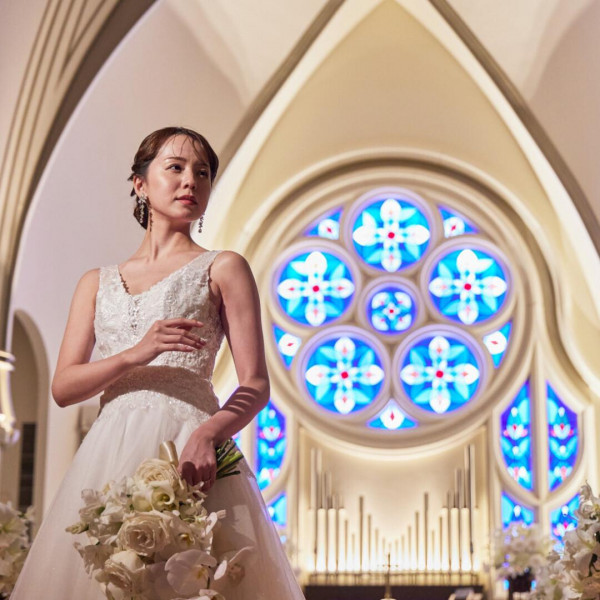純白のウェディングドレス姿が綺麗に映える「県内最大級の大聖堂」で一生思い出に残る写真が残せる＊