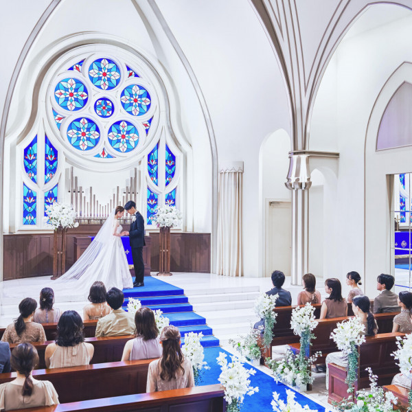 圧巻のロイヤルブルーの大聖堂で大切なゲストと感動挙式を*花嫁のウェディングドレス姿が綺麗に映える！