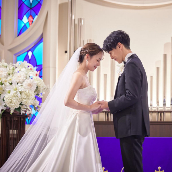 純白のウェディングドレス姿が綺麗に映える「県内最大級の大聖堂」で一生思い出に残る写真が残せる＊