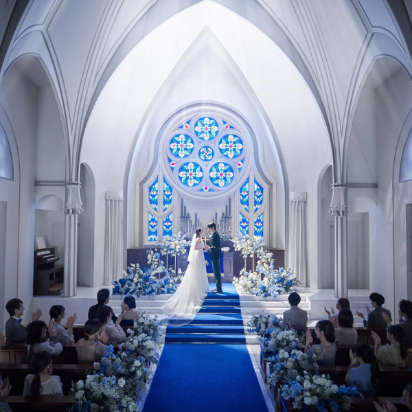 「ドレスが映える」ロイヤルブルーのバージンロード◆圧巻の大聖堂で特別なひとときを過ごして*人前式も◎