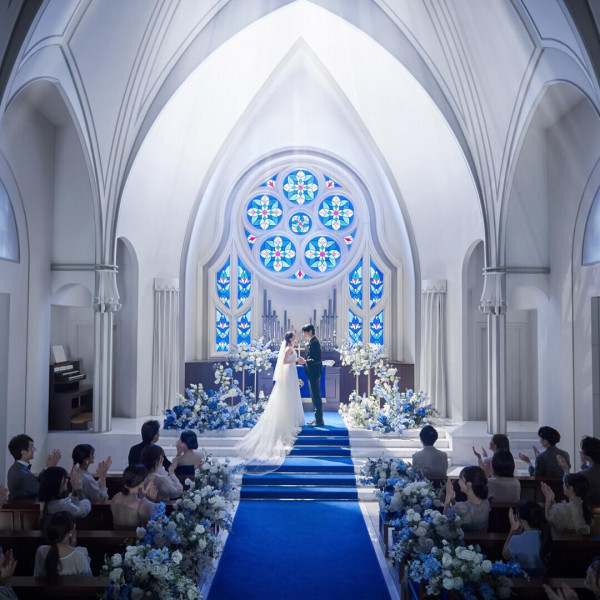 「ドレスが映える」ロイヤルブルーのバージンロード◆圧巻の大聖堂で特別なひとときを過ごして*人前式も◎