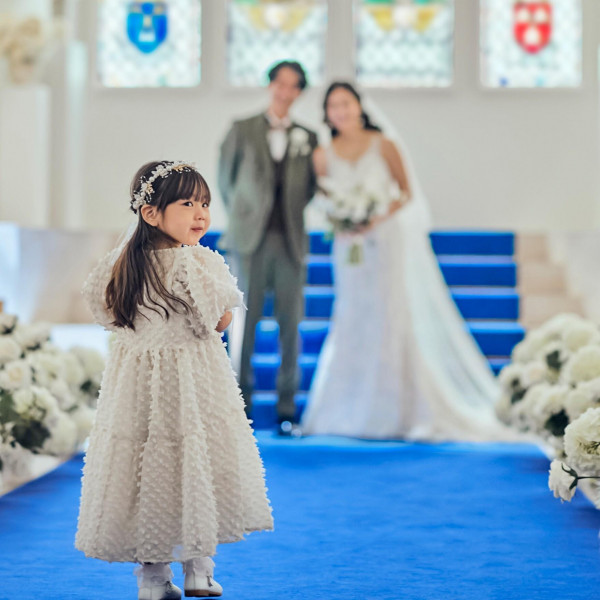 リングボーイやフラワーガールなどお子様と一緒に挙式を楽しめる演出もご案内可能＊“やりたい”を叶えます