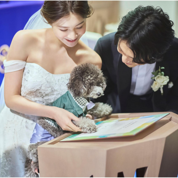 ペット用の衣裳に身を包み、ゲストもほっこりの挙式シーン*リングドッグや肉球スタンプの演出も叶います*