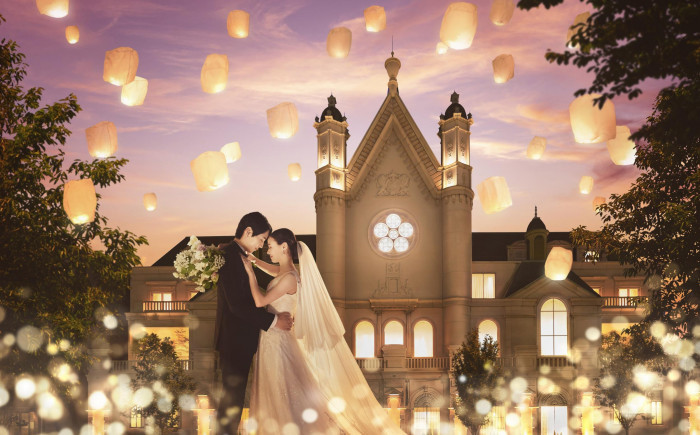 白壁に佇む、煌びやかでロマンチックな結婚式場