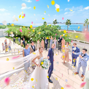 ◆大きく広がる綺麗な海辺が素敵◆挙式後のアフターセレモニーではフラワーシャワーが青空に映えます！その他バルーンリリースや、オリジナルビュッフェなどその過ごし方は様々です♪|Mandarin Port（マンダリンポルト）●BRASSグループの写真(44898169)