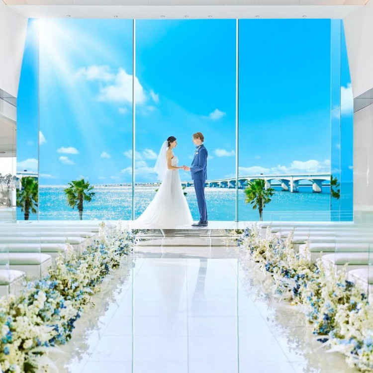 知多半島で1番の結婚式場」｜挙式会場の雰囲気は白を基調とした